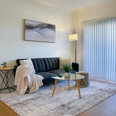 Luxury Getaway W/ Pool, Fast Wi-Fi & Free Parking Apartment